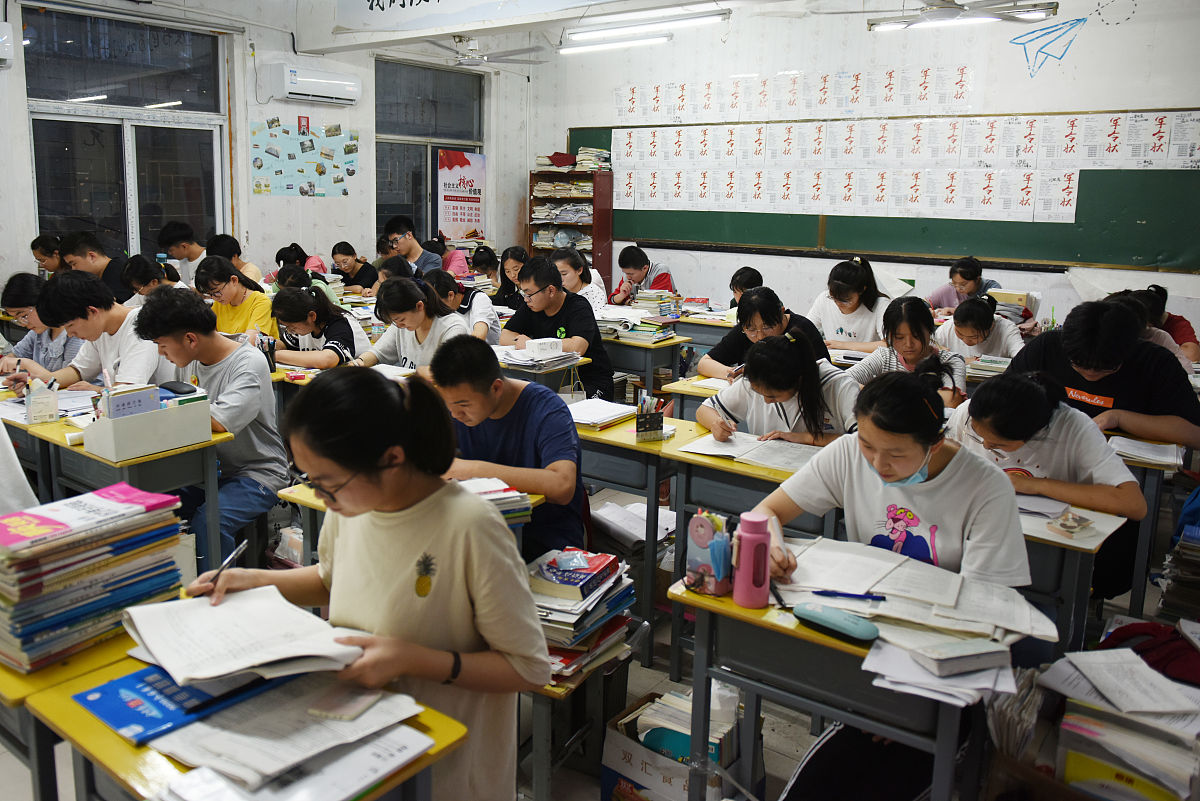 2020年7月3日晚,安徽省阜阳市第二中学,高三考生们正在教室安静自习,