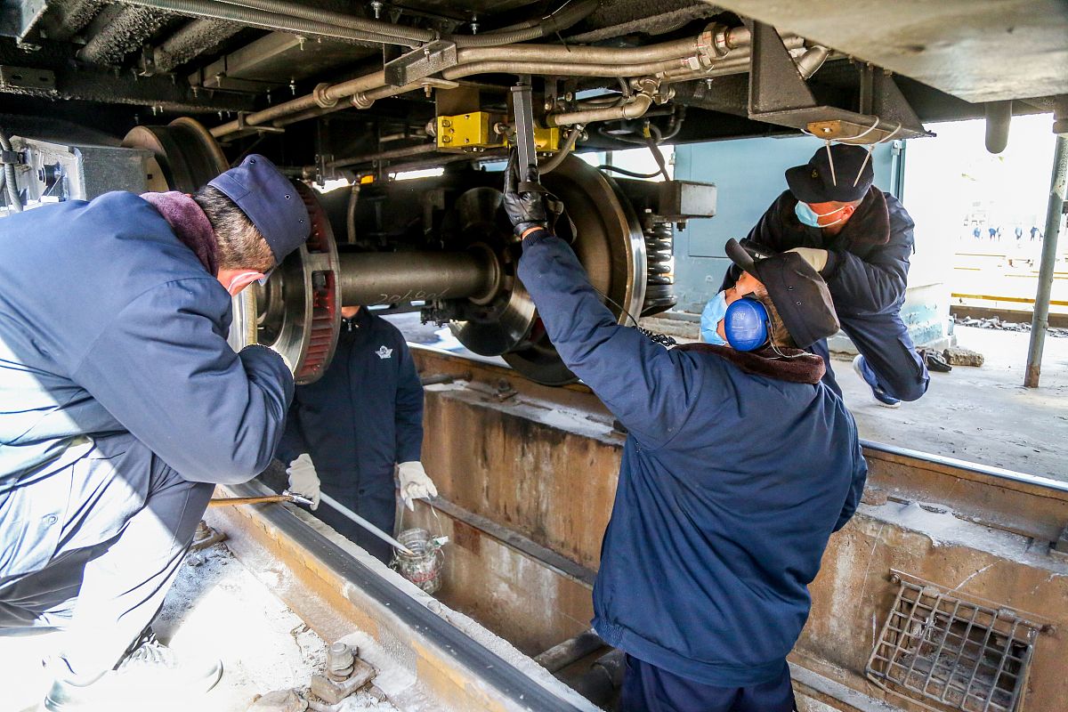 雪粒沉积与预防：转向架区域吹气方案评估