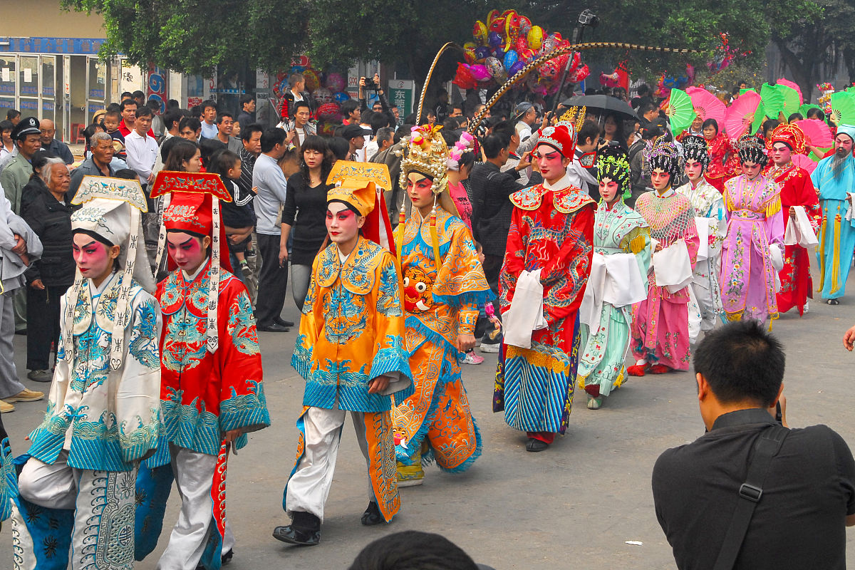 沙湾飘色文化凝聚了古人们的智慧和经验是他们辛勤劳动积累的一种精神文化活动它也是非物质文化遗产世代相传的表现形式。现今时代人们追求更多元化的生活对物质文化和精神文化不断的升级而传统的民间文化本身有局限性与时代不能同步；这往往会让原来的传统IP慢慢地丢失了品牌效应渐渐地会被流失。非物质文化遗产来源于社会的生产活动要在现实生活里被继续应用下去也必须要在社会生产活动里才能使它长青永存；所以我们在传承和推广