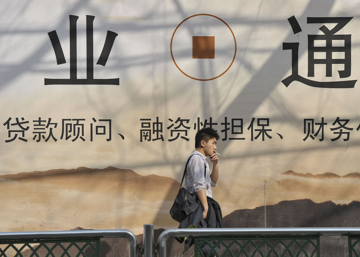 担保小额信用贷款合法吗？以此为题写一篇800字的文章