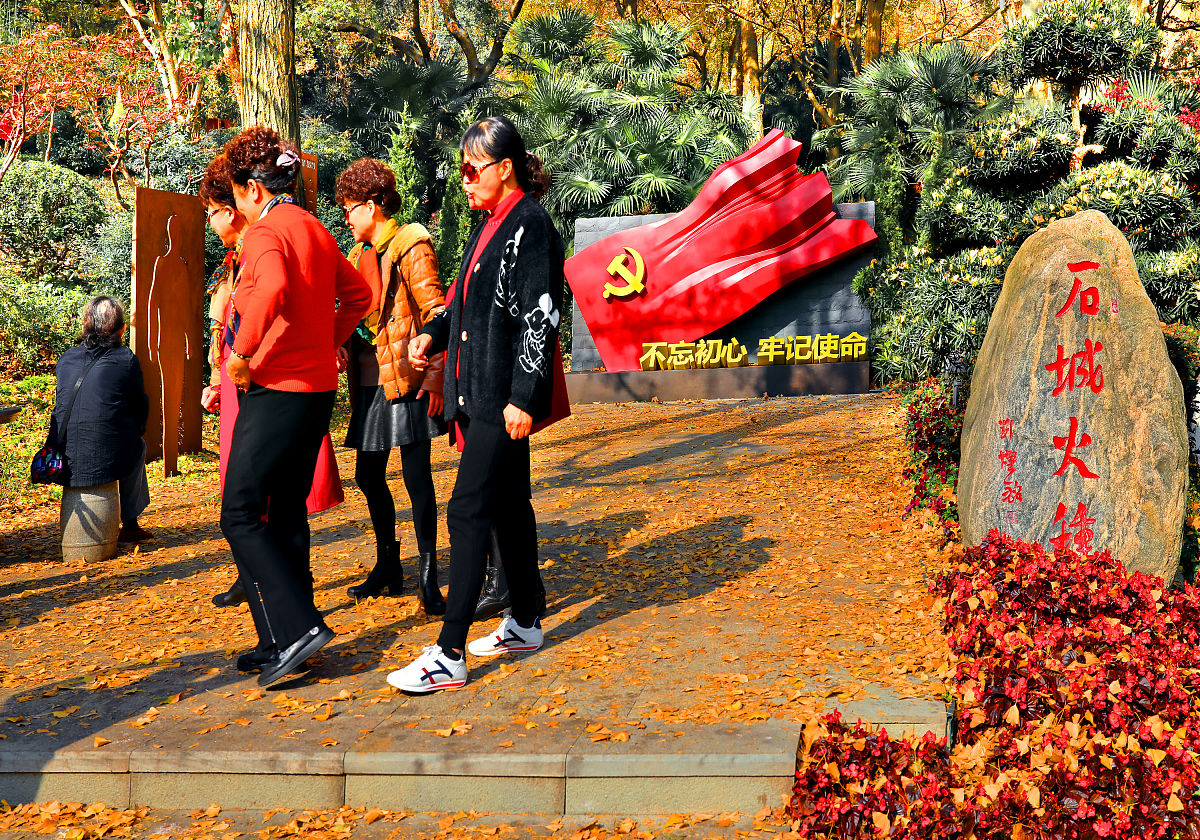 拜人民为师，向人民学习：如何真正深入群众，了解民生需求