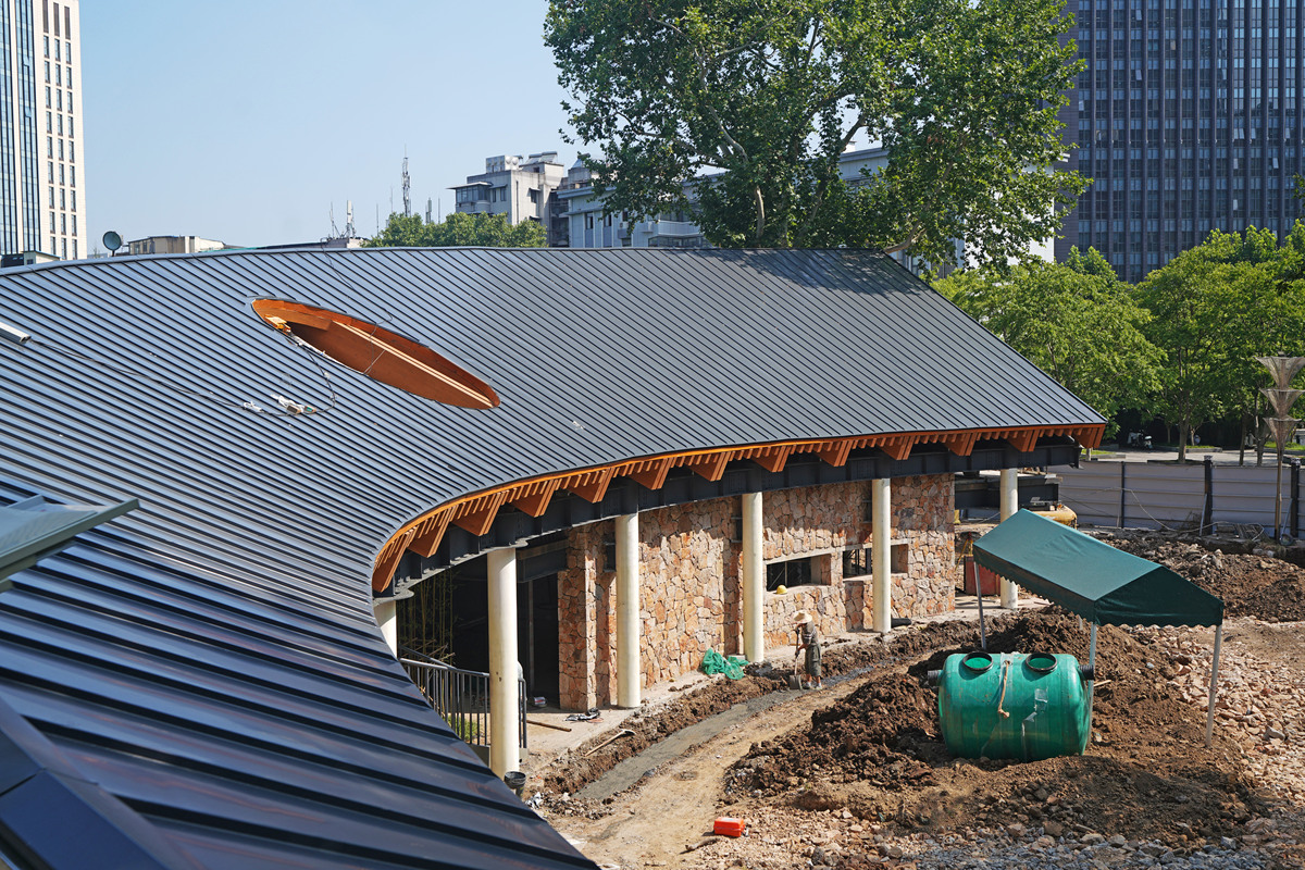 Translate to traditional chinesefibreglass roof covering with rolled metal valleys to where the roof coverings meet the main roofslopesThe roof coverings appear in an acceptable condition but covering