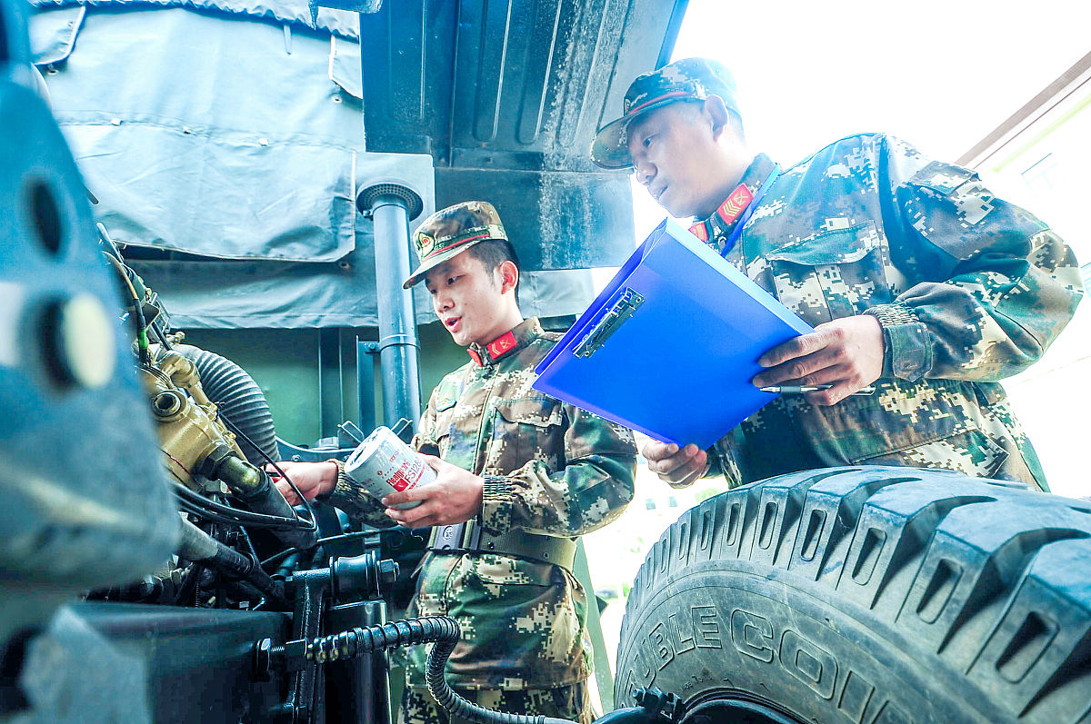 2020年10月19日,四川成都,一名参加鉴定的士兵正在进行汽车故障诊断与