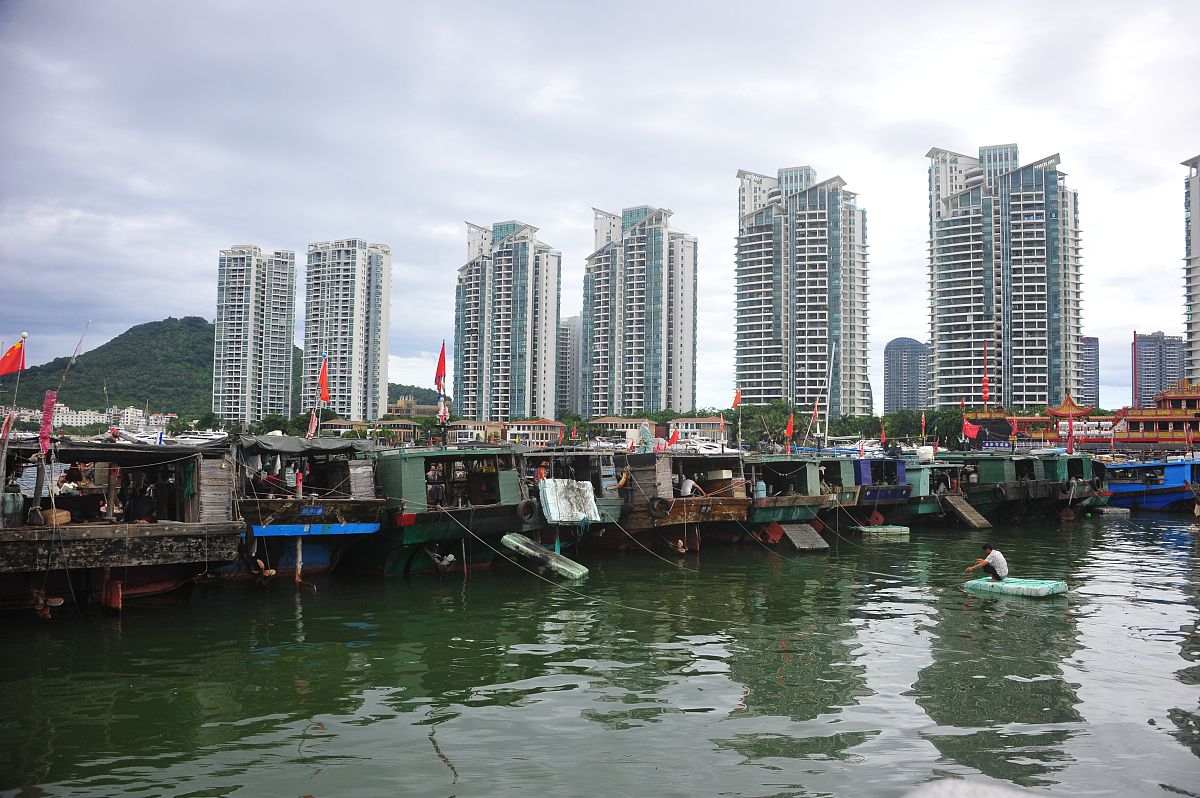2020年9月17日, 台风"红霞"强度升级海南三亚渔船游艇回港避风.