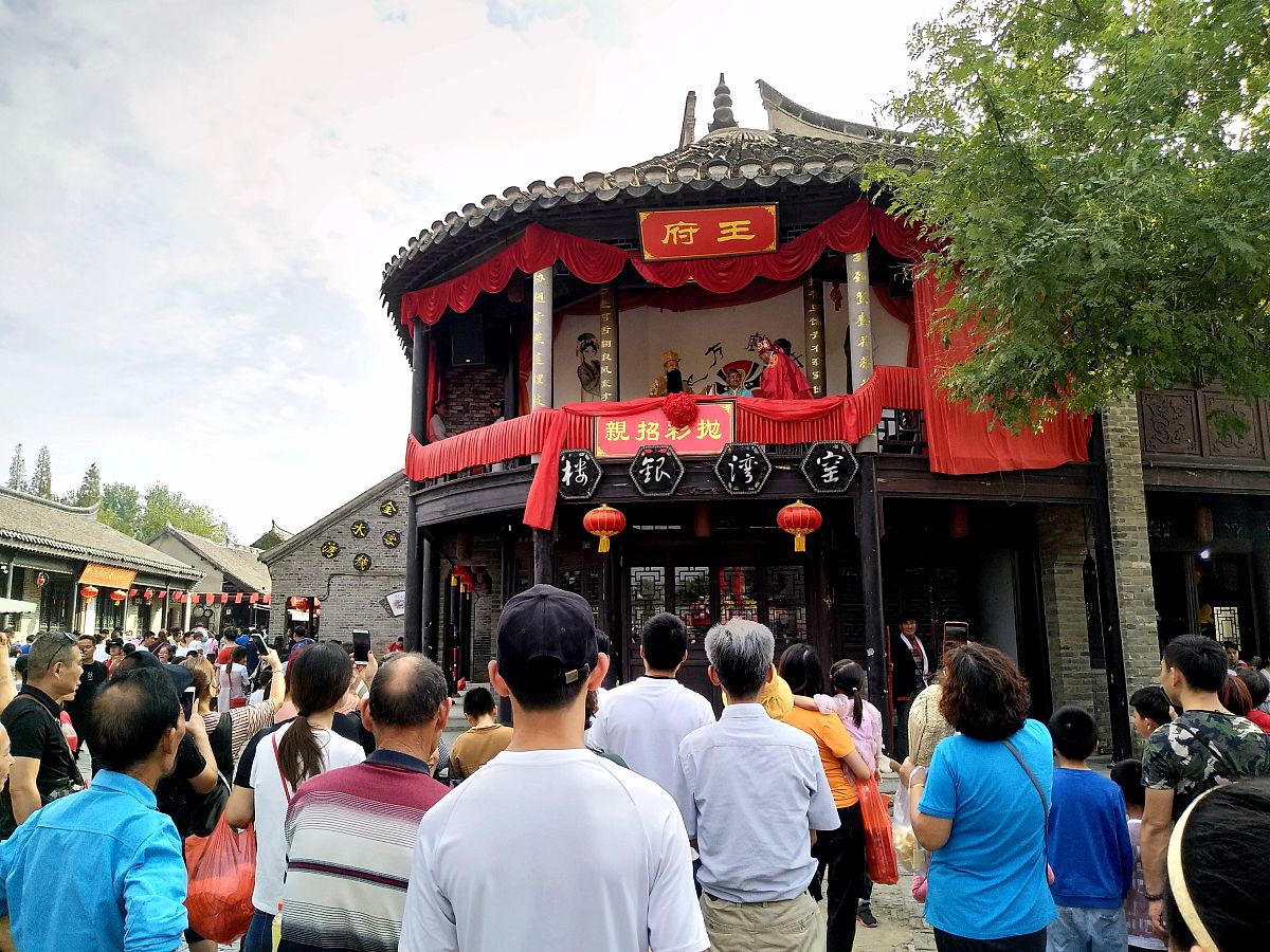 请参考小红书平台以小红风热门探店笔记的风格生成一条达人探店打卡横店影城的视频脚步。标题：探店打卡横店地点：日程	时间	地点	内容安排4月22日	1000	贵宾楼待定	抵达妆发在抵达前完成	1000-1140		办理入住休整造型整理补妆用餐	1330-1700	清明上河图	拍摄内容：风光拍摄、热剧打卡、古风达人打卡照视频必打卡点位：虹桥、樊楼大御街、水域、小御街、布店组街道备注：有条件的达人着古装