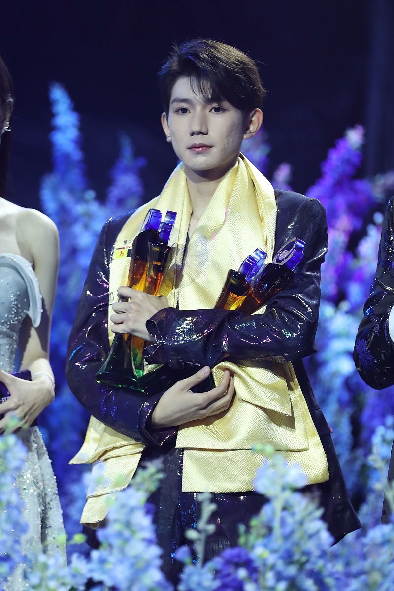 王源演唱会穿婚纱合适吗？