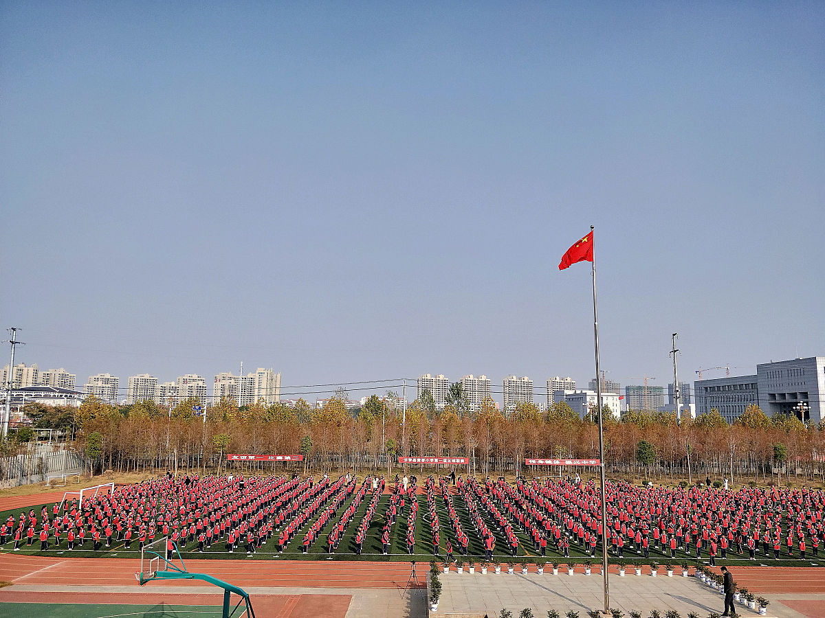 将下文浓缩为40字 目的：文化是一个国家、一个民族的灵魂党的十九大报告提出要坚持文化自信发展中国特色社会主义文化满足广大群众对文化需求呈现多元化的时代追求构筑立足中国国情的、适合中国人民的精神与价值。同时要完善公共文化服务体系深入实施文化惠民工程丰富群众文化活动以推进基层文化建设更好地满足基层人民群众精神文化需求。在传承和发扬中华优秀传统文化的同时要运用不同的艺术形式将文化转化为文