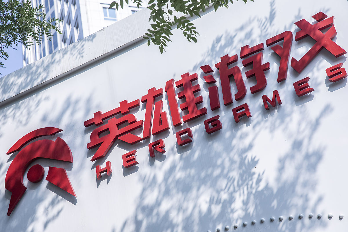 游戏中什么英雄或装备可以使每次击杀敌人增加普攻次数或攻击力？