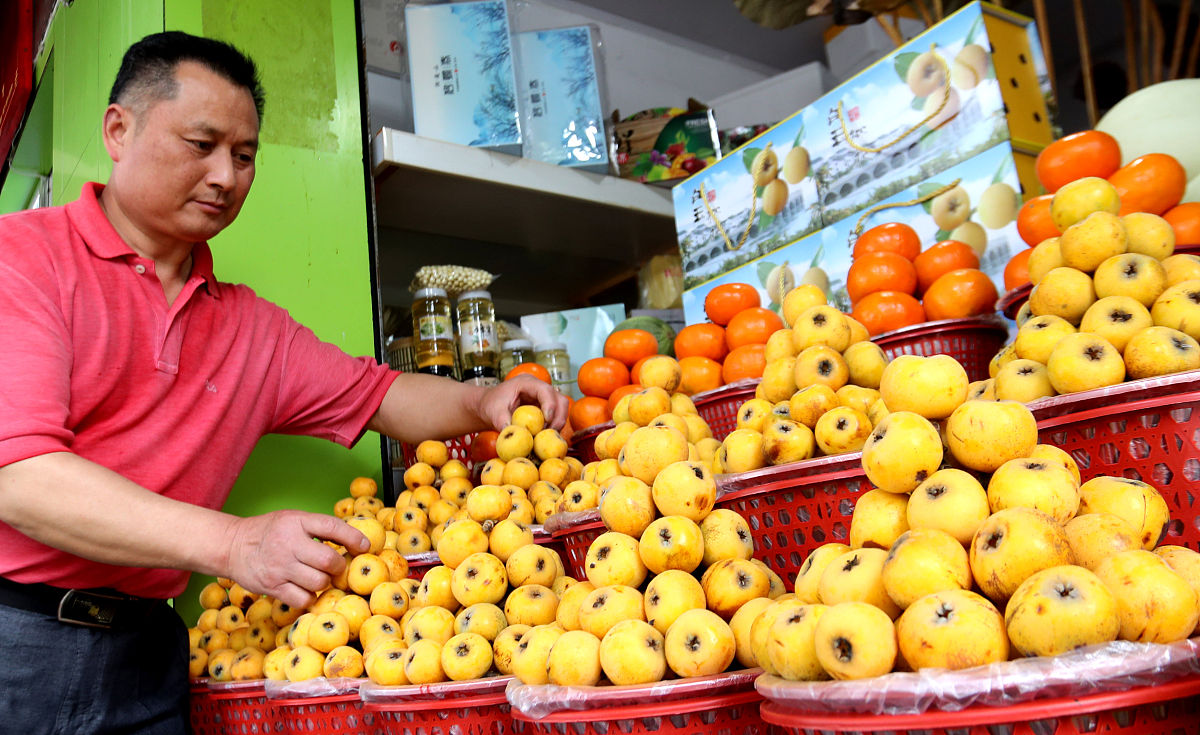 村超现场直击：'金果兴农'免费派送鲜榨枇杷汁，引爆味蕾！
