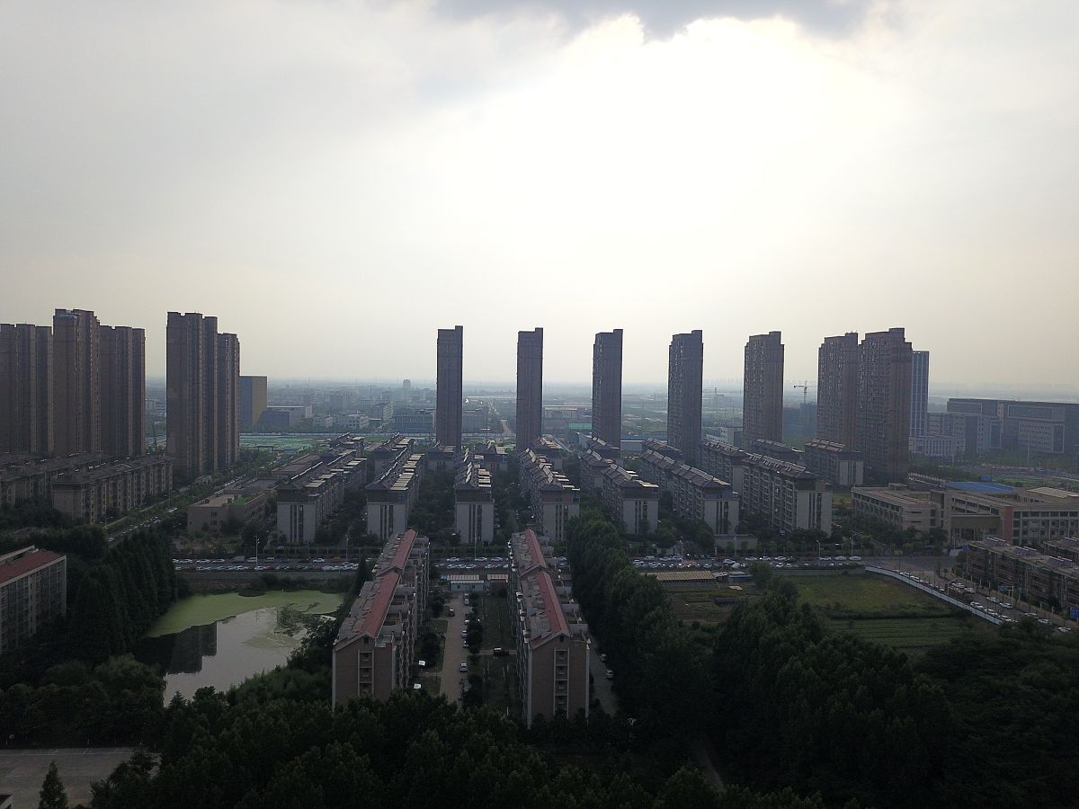 2019年6月8日,南京江北新区,龙王山下的小区楼房建筑.(无人机拍摄)