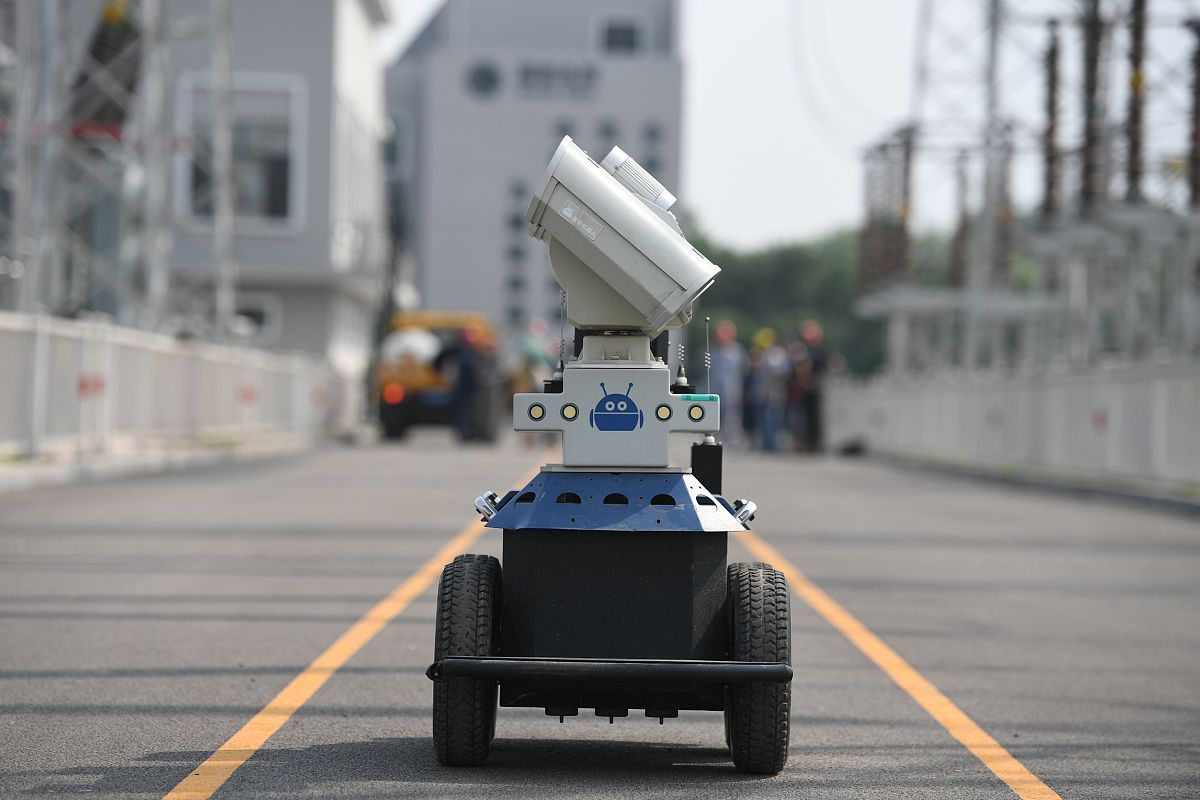 如果我要写一篇关于巡检机器人的目标识别定位和路径规划研究的论文你可以给我推荐点摘要内容吗