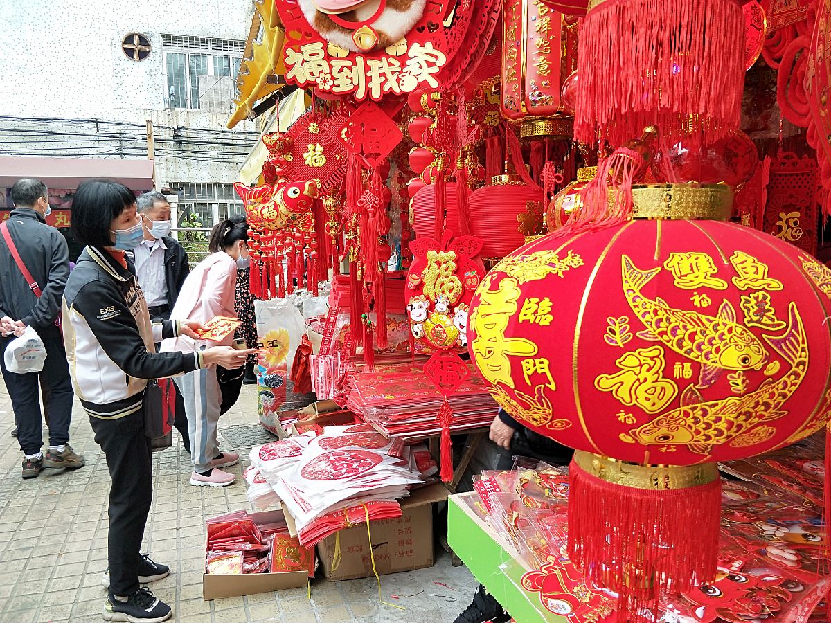 2021年1月21日,广州,市民采购年货,迎接新春.