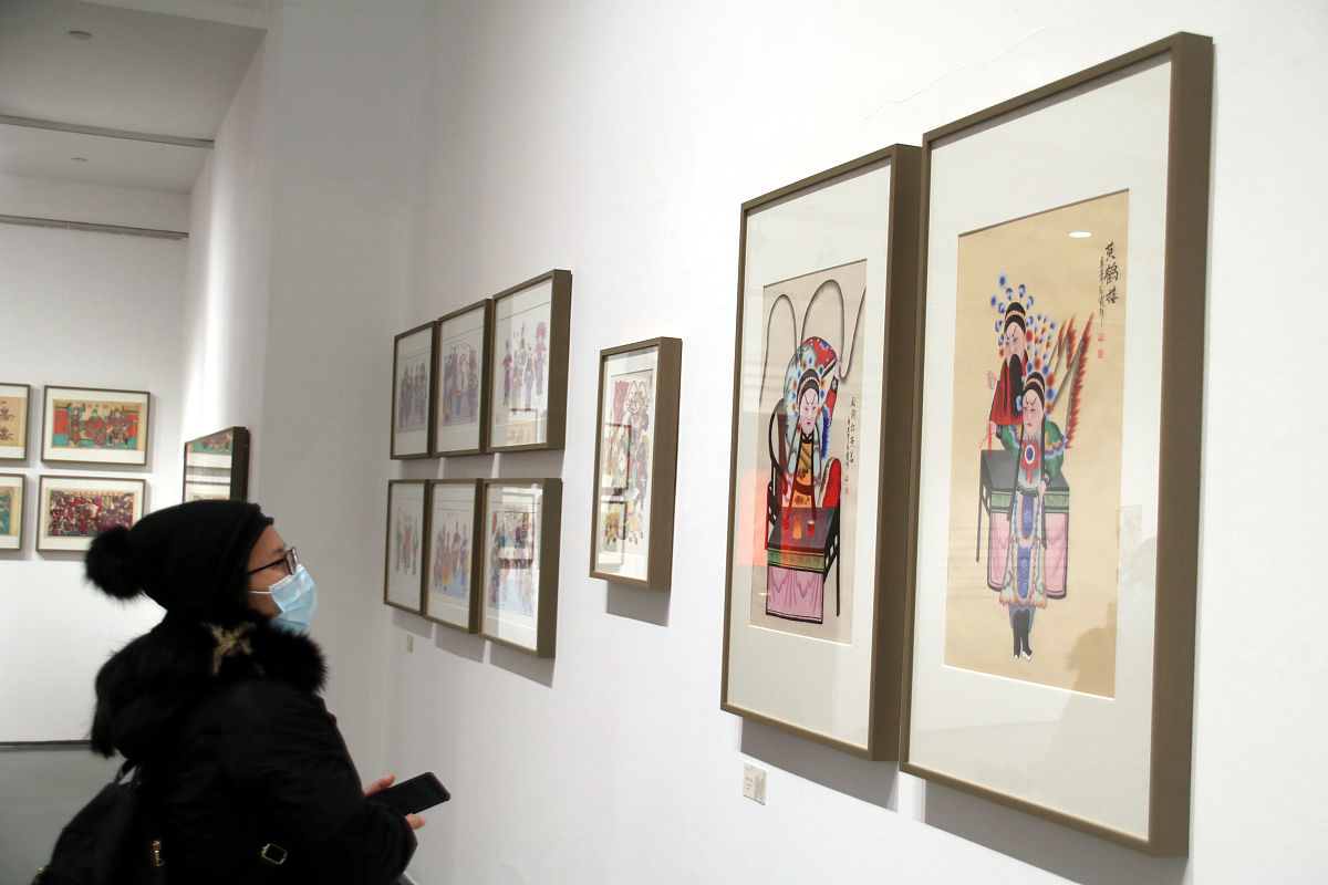 2022年1月14日,江苏苏州,观众在中国十二地传统年画联展上参观.