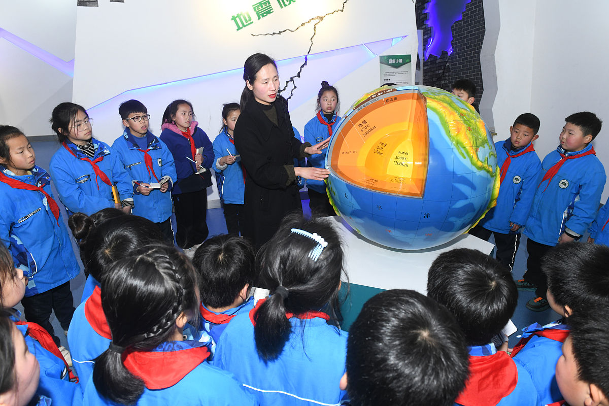 地质科学探索奥秘 ——李四光地质科普展前言李四光是中国现代地质学的开拓者和新中国地质事业的主要奠基人他创建了地质力学学科为地质找矿工作开辟了新途径科学的探索地壳运动的产生与矿产资源分布的规律。他创建的地震地质新学科是对地震发生的原因、发生过程以及发生位置等方面有了更深刻更科学的认识是中国地震研究的开拓者和领导者他领导的全国地质找矿地质调查工作组织指导石油地质工