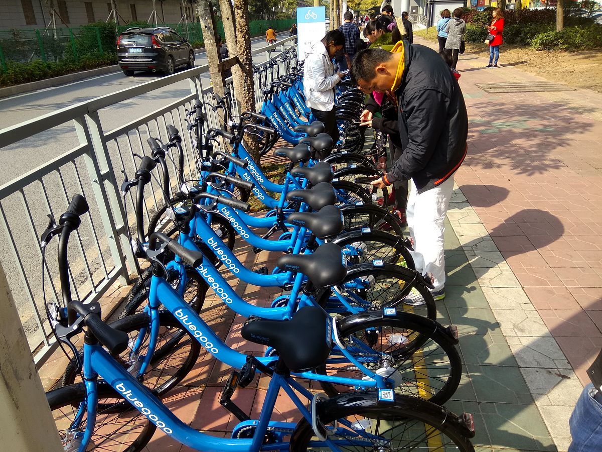 面对校园内共享单车专用停车点被占用学生对乱摆乱放的共享单车毫不在意的问题你怎么看待与解决