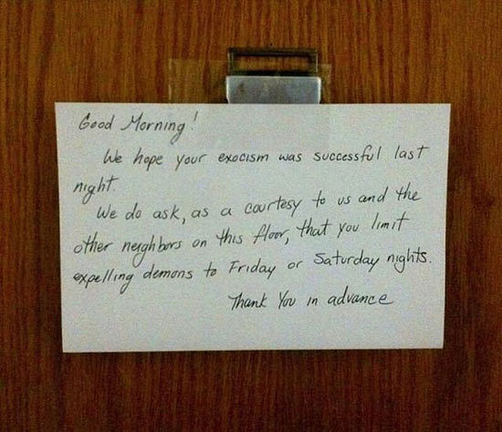 写一篇法语作文：请根据下面的提示给Eric写一张明信片介绍一下你和你的家人在做什么不少于100词。内容要点：1现在是周三晚上800 2你的爷爷和你的爸爸正在下象棋 3奶奶和妈妈正在看电视 4姐姐正在她的房间看书 5哥哥在玩电脑游戏 6可以自由补充