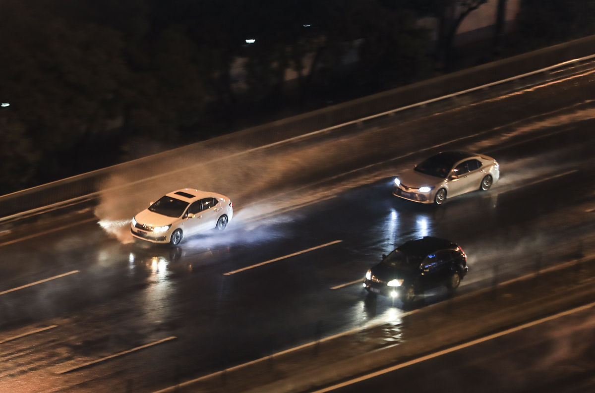 狂飙狂飙是指速度极快的驾驶或运动通常会产生强烈的冲击和刺激感。例如汽车、摩托车、自行车等在高速运动时所展现出的惊险、刺激的状态都可以称之为狂飙。此外也可以用来形容人在某些场合下表现出来的非凡勇气、决心和卓越能力。继续