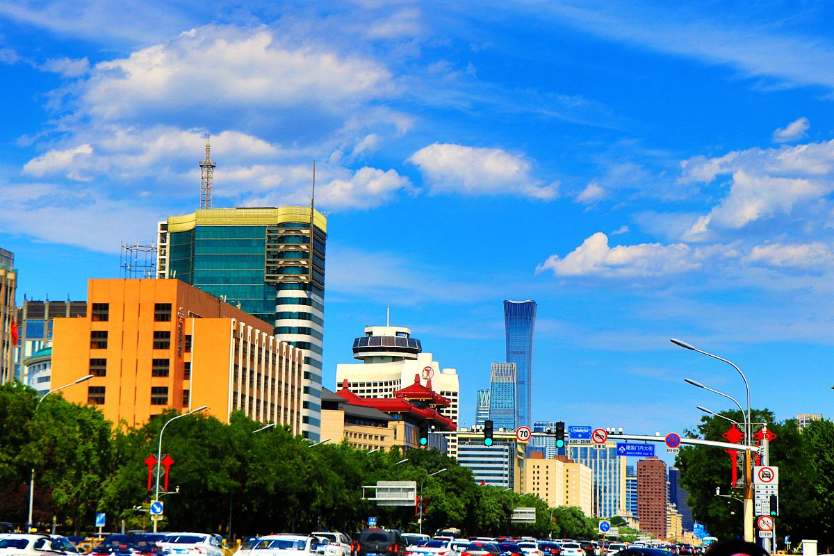 2021年6月20日,北京持续蓝天白云.图为cbd景色优美.