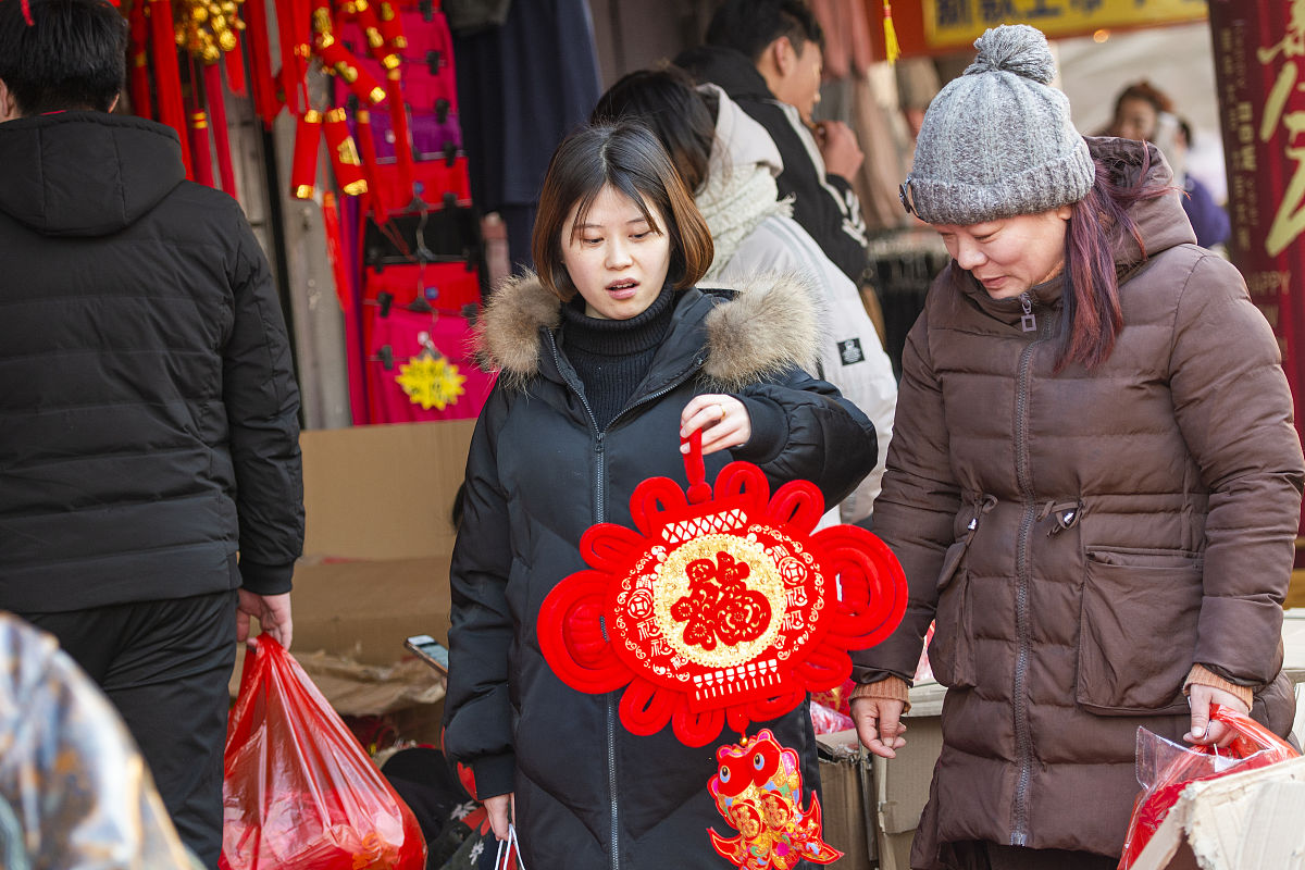 2019年1月27日,江苏淮安,市民们正在选购春联,年画和福字.