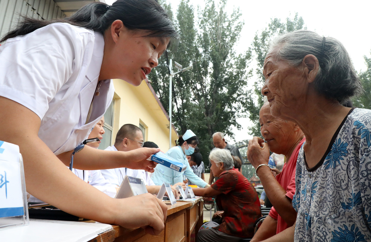 七旬老专家社区义诊，为百姓送温暖，传递爱心