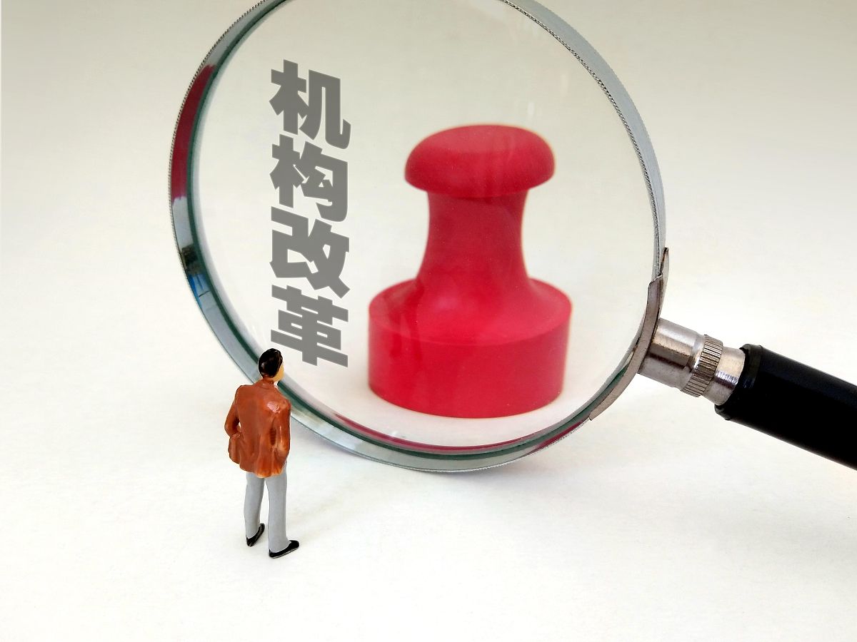 公事公办前一句：公正严明，秉公办事