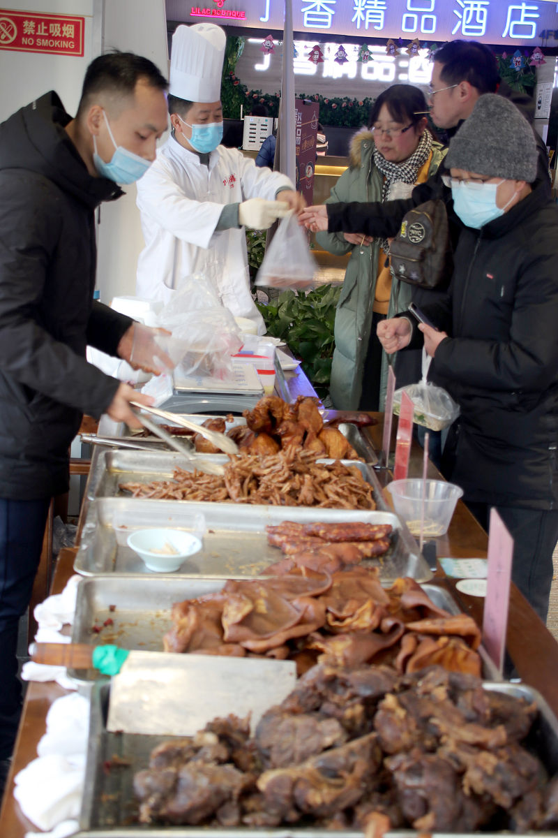 探秘美食天堂！这家熟食店的美味秘诀是什么？