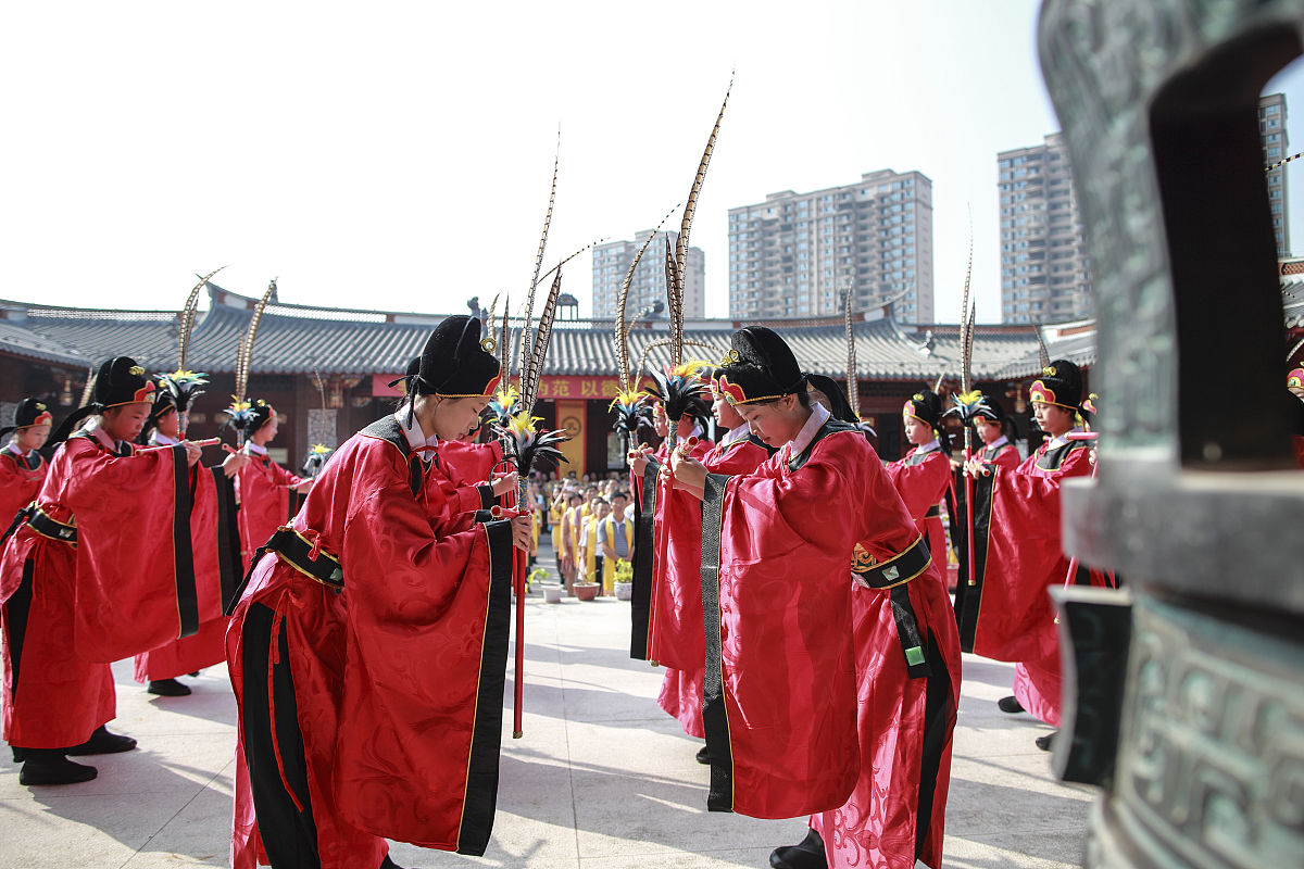 亚运火炬衢州传递：孔子76代嫡长孙点燃激情！
