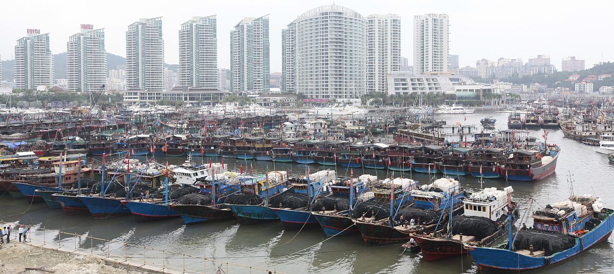 2013年11月9日,海南三亚,在海南省三亚市渔港,渔船回港避风.