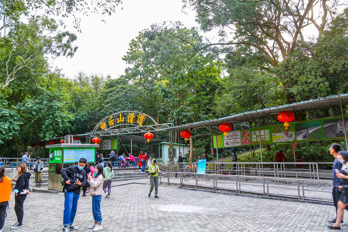 白云山景区菜肴在同类型景点中发展较早但是由于较早的发展带来景区内菜肴目前已经落后于其他同类型景区同质化极其严重已经无法体现白云山景区特色。 首先景区内食宿存在着质量不佳的情况部分餐馆菜品质量堪忧卫生条件堪忧游客反映强烈。 续写