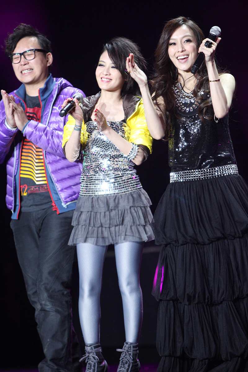 2010年12月31日,南京,江苏卫视2010-2011跨年演唱会. 范晓萱 范玮琪++