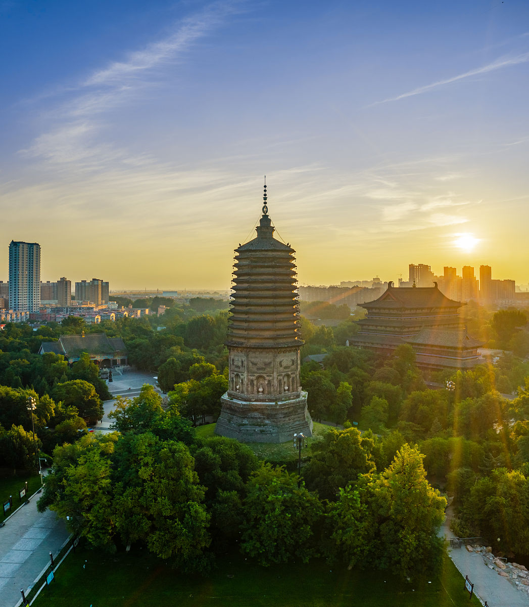 2021年7月25日,辽宁省辽阳市白塔公园晨光.