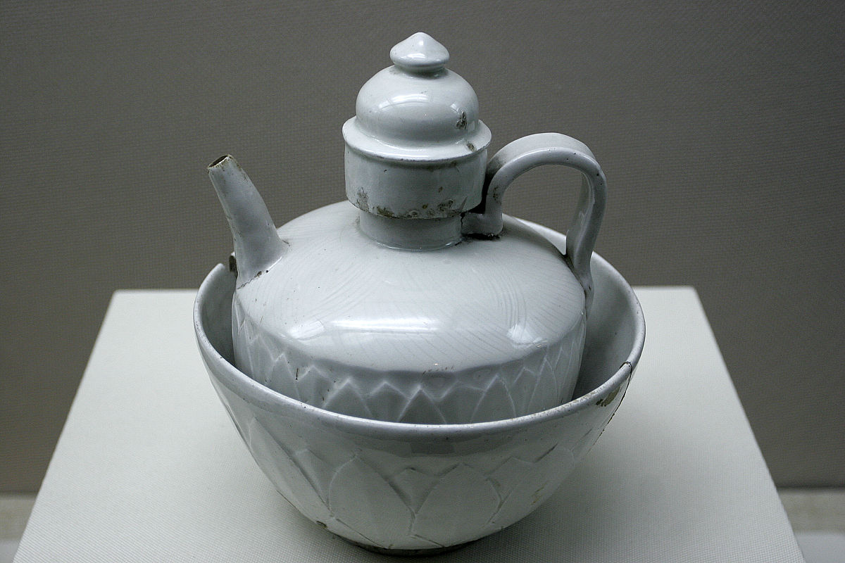 2008年08月12日,白釉刻花注壶,辽代,内蒙古赤峰市巴林左旗出土.内蒙古