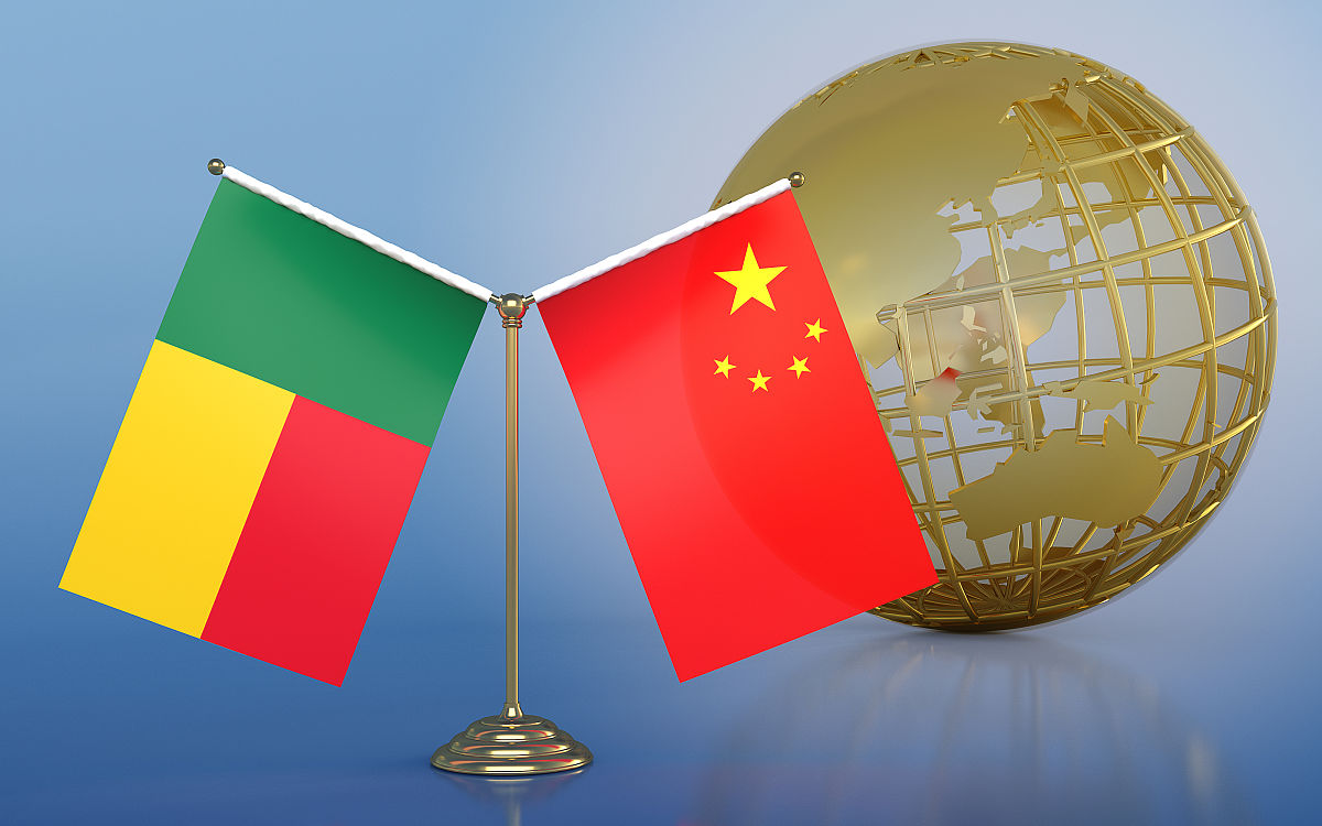 配图:中国国旗与贝宁国旗