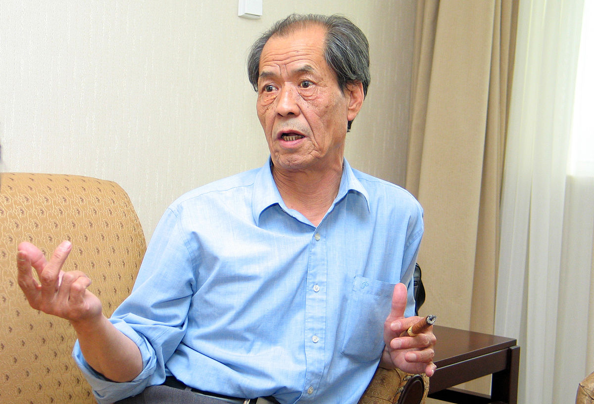 2006年05月28日,山东省青岛市,陈忠实在青岛.