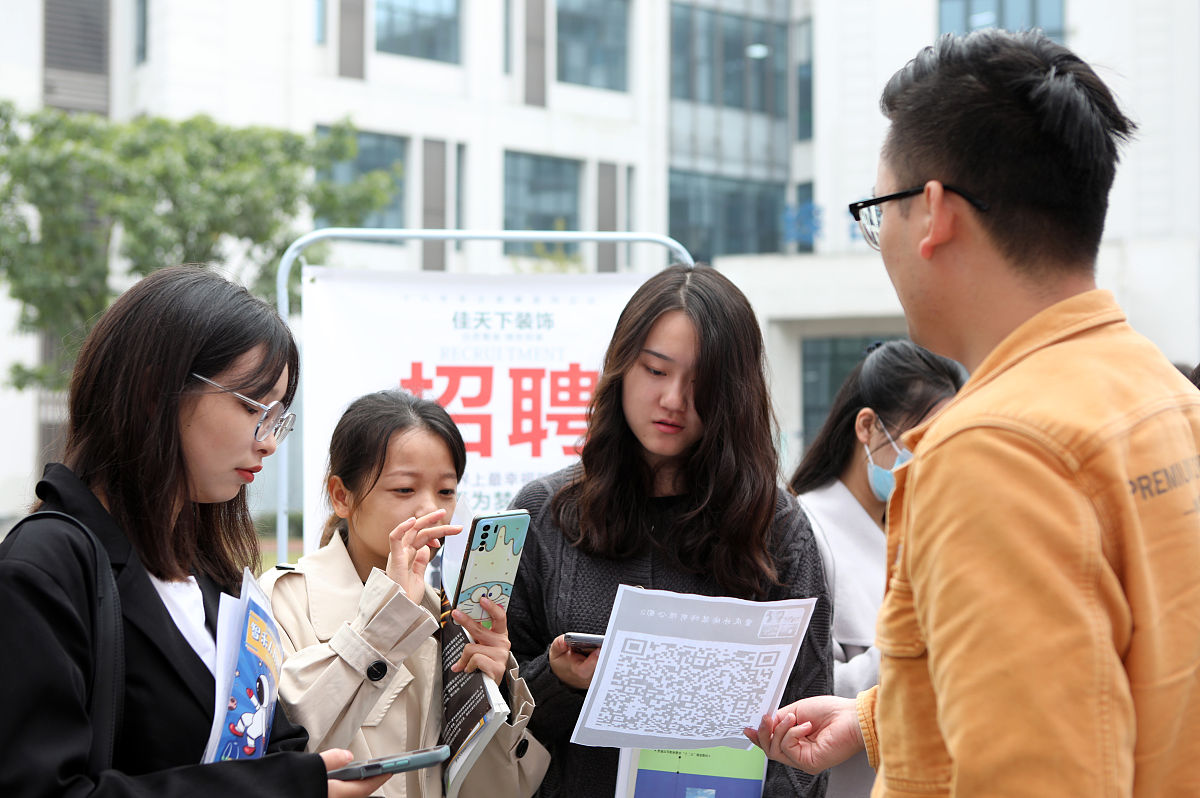 大学新生见面会圆满举行，助力新生开启精彩大学生活