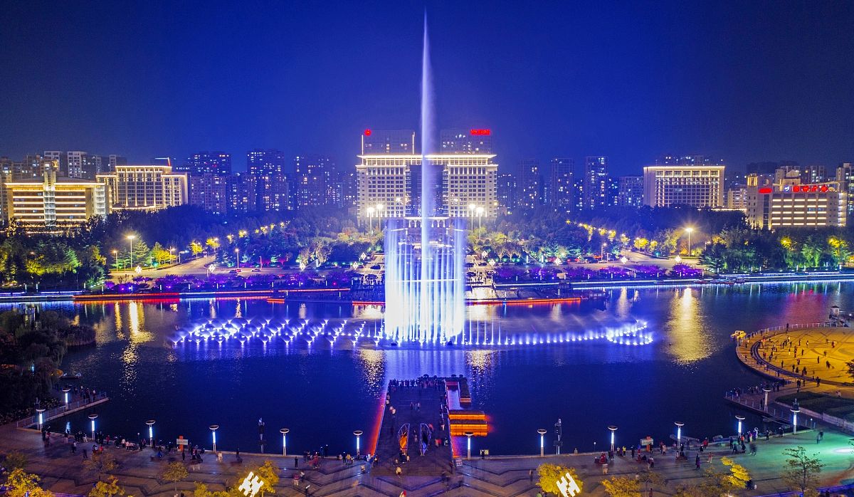 2020年10月20日,山东省胶州市三里河公园音乐灯光喷泉改造升级后进行