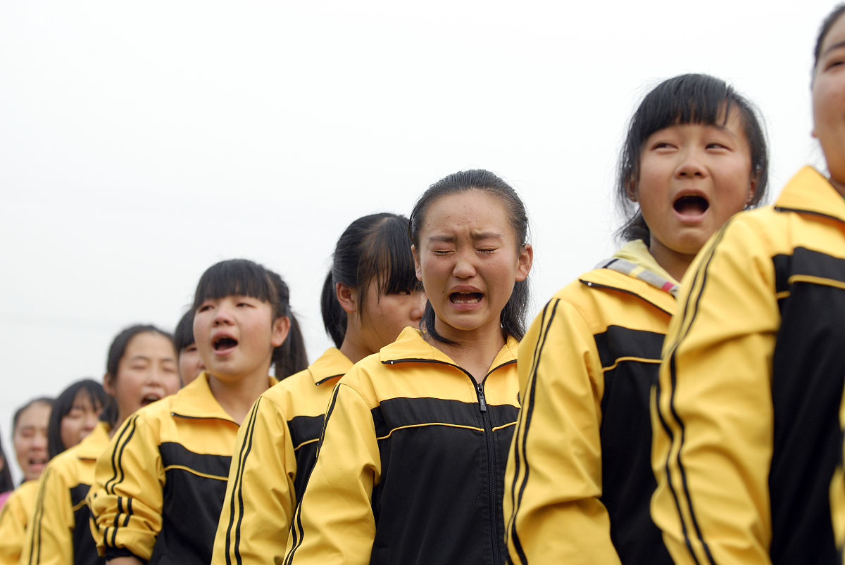 关于对小学语文课标的分析小学语文课标是指教育部发布的小学语文教学大纲它是小学语文教育的基本指导文件对小学语文教育的目标、内容、方法等方面进行了系统规划和阐述。以下是对小学语文课标的分析：1 目标：小学语文课标的目标是培养学生的语言文字表达能力、阅读能力、思维能力、审美能力和文化素养等方面的综合能力。同时还要促进学生的品德、情感和身心健康的全面发展。2 内容：小学语文课标的内容包括语文知识、语文技能