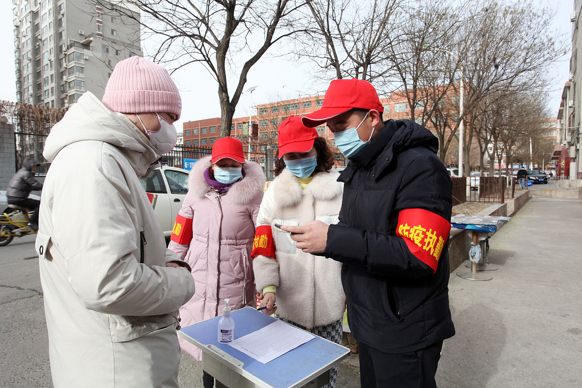 疫情期间我曾担任社区防疫工作者续写这段内容。在这个特殊的时期社区防疫工作变得尤为重要因为我们需要保护社区居民免受病毒的侵害。作为一名社区防疫工作者我需要了解疫情的最新动态和防疫措施同时也需要与社区居民保持良好的沟通和合作。我和我的同事们每天都会走遍社区进行宣传和排查工作。我们会向居民宣传病毒的传播途径和防护措施以及如何在家中进行自我隔离等重要信息。我们也会对社区居民进行体温检测并协助他们进行核酸检