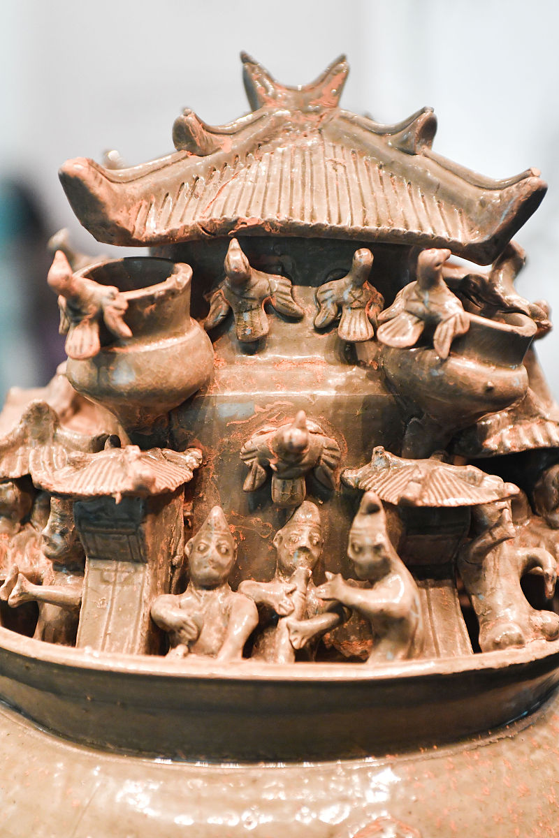 2019年12月3日,在北京首都博物馆的"穿越——浙江文物展"上,来自各地