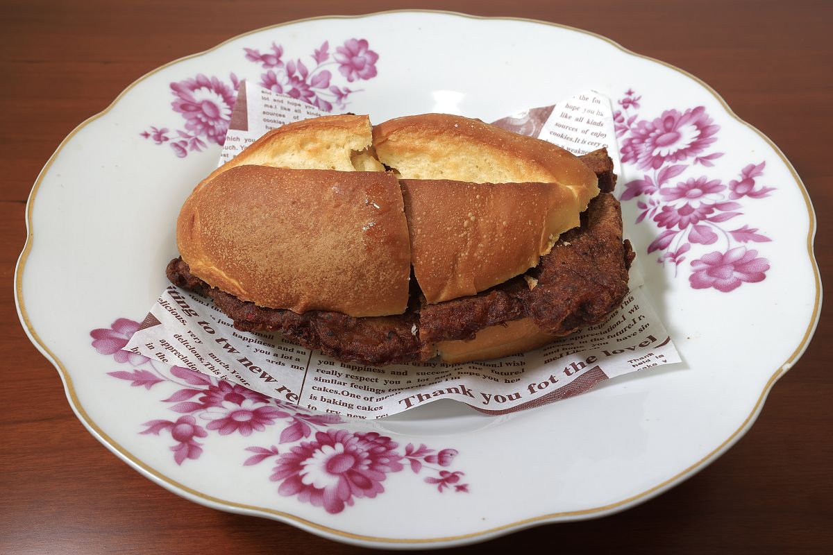 做一个去从成都出发去拉萨从青藏回的自驾游25天攻略推荐每天吃饭住宿的地方要求有本地特色用图表的形式输出