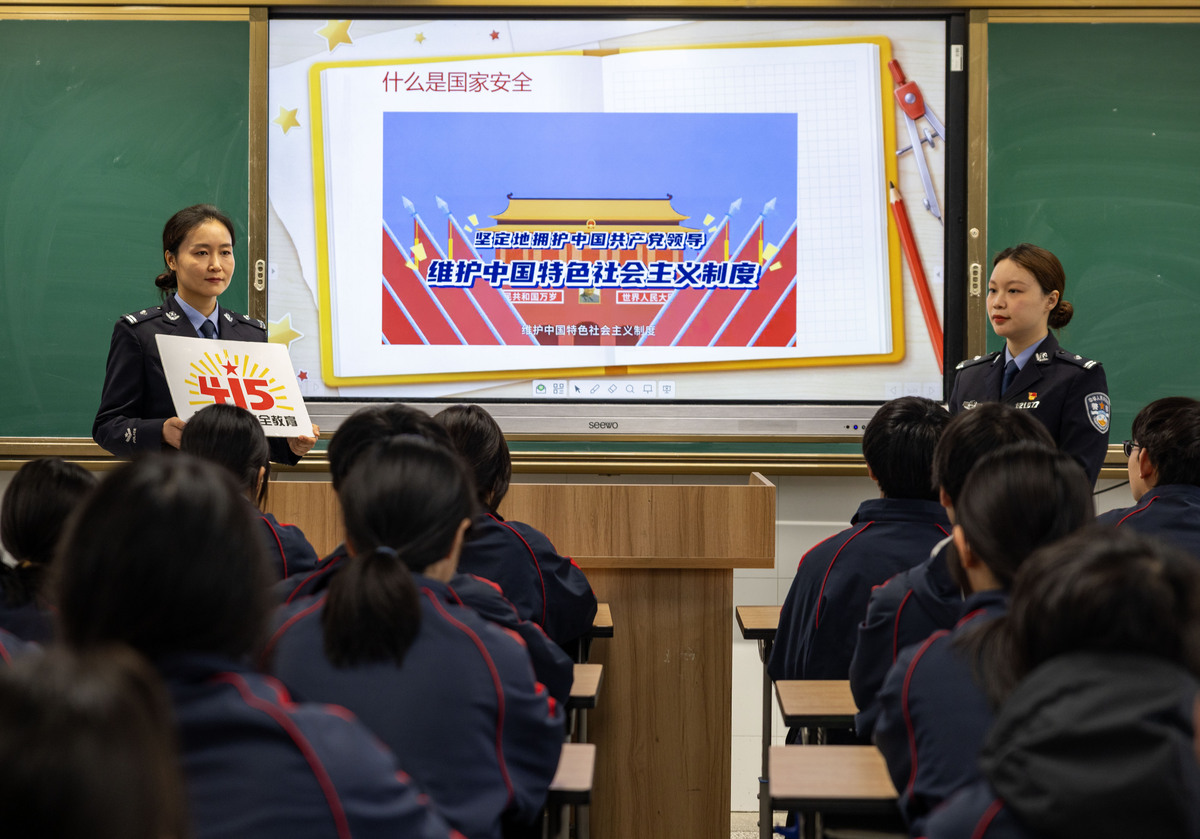 2026年4月14日,在江苏泰州海陵区九龙实验学校,民警为