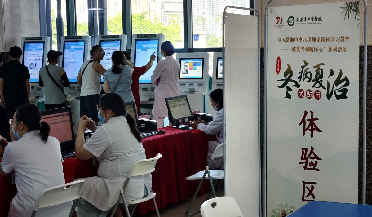 拟定一份通知通知名单中的人员参加体检测试。要求以体检测试主办方的口吻发表语气正式