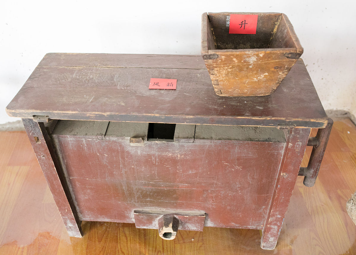 用塑料筐快速打造无烟柴火炉，满足丈母娘怀旧情结！