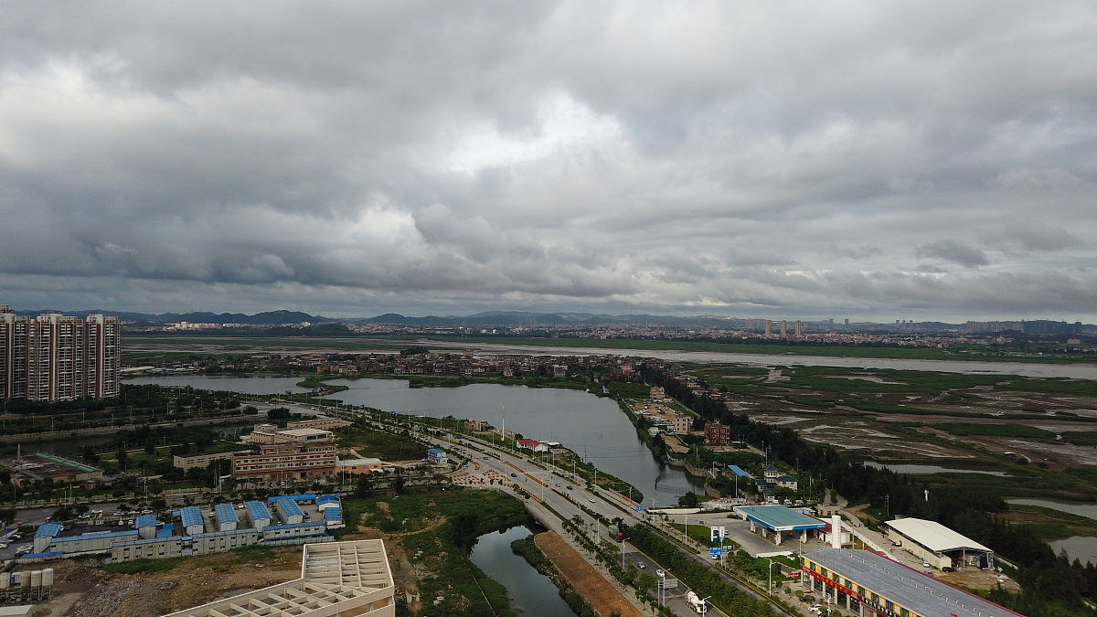 2019年7月2日傍晚,受台风影响,福建泉州上空黑云压境,浩浩荡荡的乌云