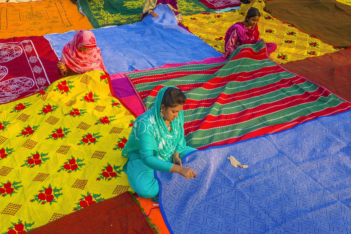2021年1月19日讯(具体拍摄时间不详),孟加拉joypurhat,村民们用传统的