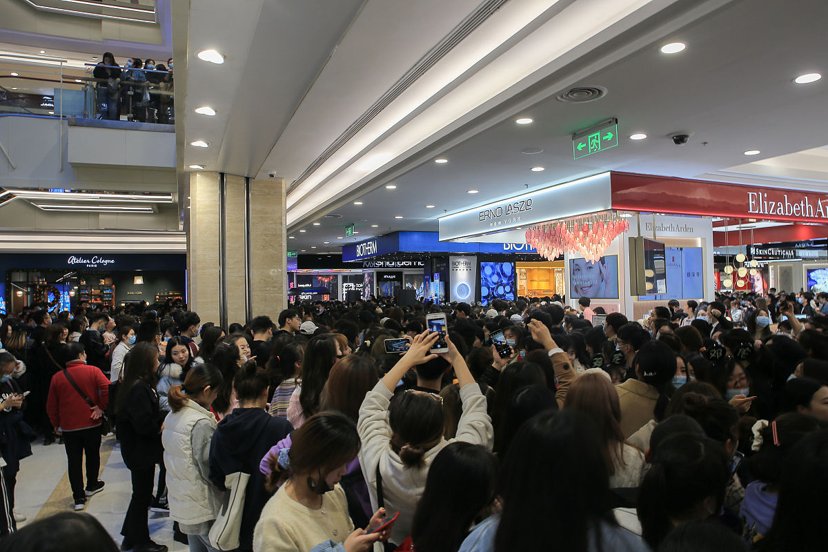 2020年11月5日,西安,邓伦现身某商场为代言品牌做活动.邓伦
