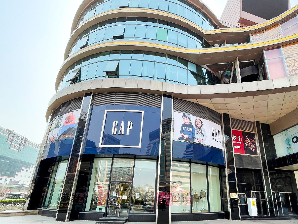 2021年3月25日,北京东城区新世界百货的gap门店.