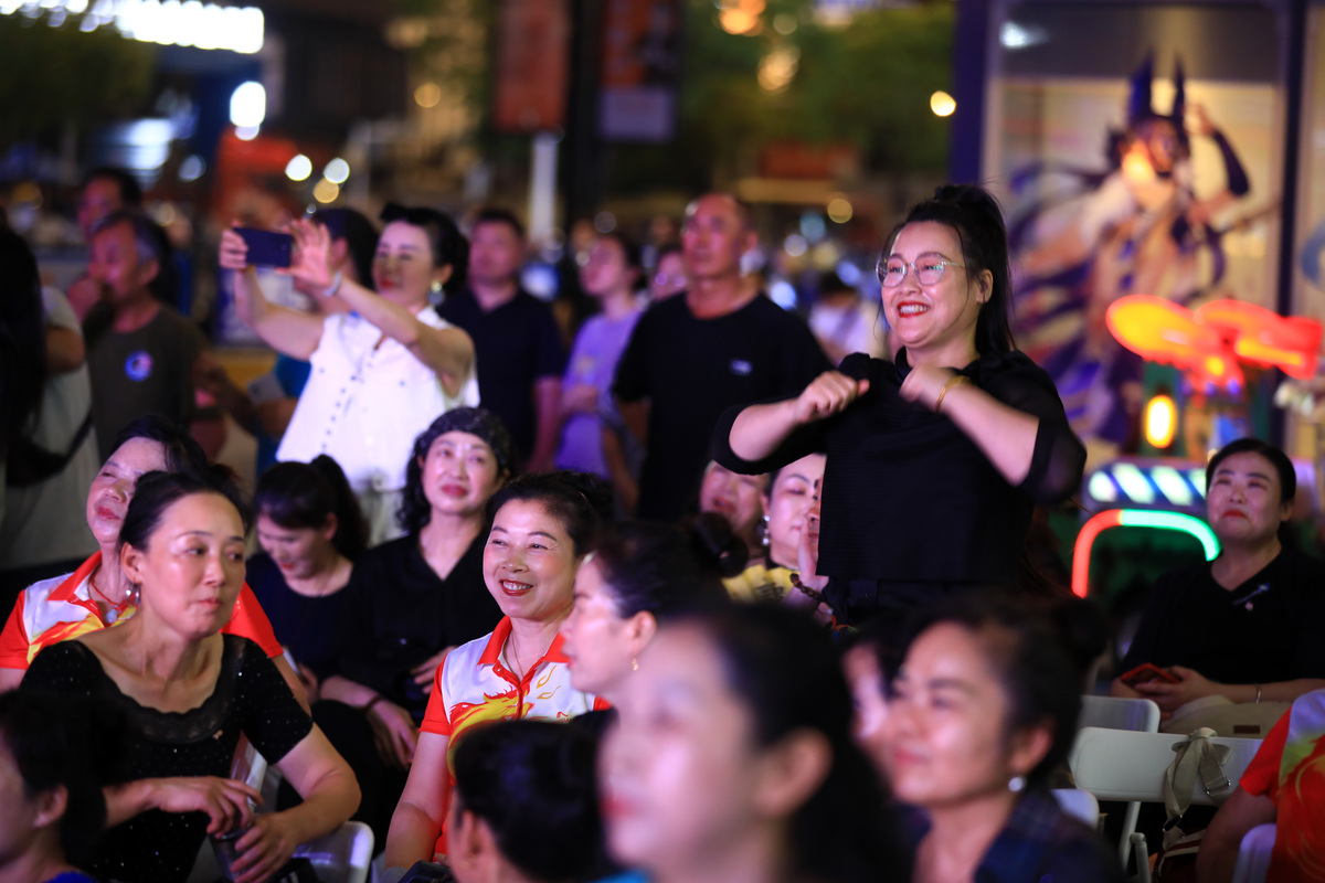 请问街头演出和直播演出的区别有什么？请从演出者和观众的角度在不同方面举例。并且说明目的和意义的差异。