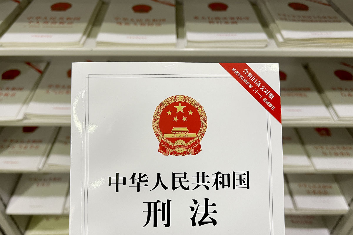 扩写润色这段话：与西方其他国家的刑法立法相比我国刑法的重刑化色彩比较明显即存在严而不厉与厉而不严的对照。 就此积极刑法观的倡导者往往主张轻罪化即刑法立法应不断增设新的轻罪以弥补处罚的漏洞。 从实然层面观察或为了应对各领域的新生风险或为了满足较为普遍的公众诉求我国刑法立法的积极化已然成为一个不容否认的事实。 与其一味地否定这种趋势莫如接受现实并从既有制度出发研究如何将积极化立法衍生出的负面影响降至最