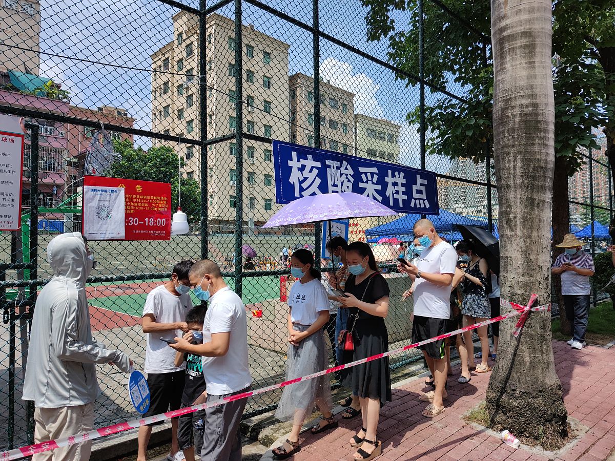 2023年4月15日深圳宝安北控为贯彻落实安全第一预防为主综合治理的安全方针加强现场巡查同时加强安全宣传工作以提高员工的安全意识和应急能力以保证公司人员安全作业。 1、安全管理人员对垃圾转运站、公共洗手间、临时库房、车辆等地方进行了重点排查对各类隐患和违章问题进行了严格管控在现场发现问题时确定责任人、责任、落实整改措施最终形成了一个高效的闭环机制。 2、安全员与社区管理人员共同